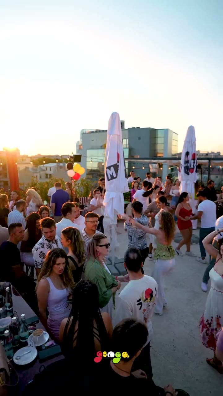 Oameni dansând la un eveniment al comunității GINGA