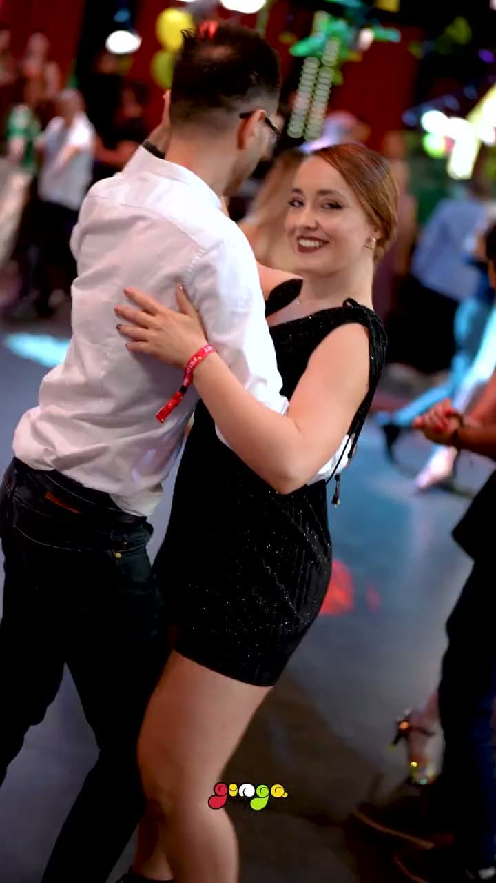 Oameni dansând în pereche la un eveniment GINGA
